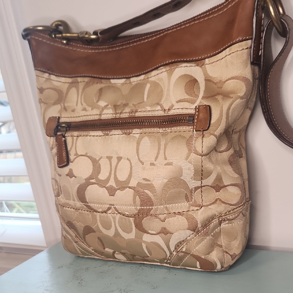 Stylish Tan and Brown Shoulder Bag - Picture 7 of 16